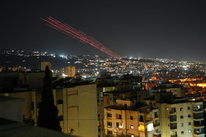 [베이루트=AP/뉴시스] 17일(현지 시간) 레바논 베이루트에서 주민들이 실탄과 불꽃으로 이스라엘과 헤즈볼라 간 휴전을 축하하는 가운데, 예광탄이 밤하늘을 밝히고 있다. 2026.04.17.