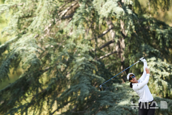 [로스앤젤레스=AP/뉴시스] 김세영이 16일(현지 시간) 미 캘리포니아주 로스앤젤레스 엘 카바예로 컨트리클럽에서 열린 미국여자프로골프(LPGA) 투어 JM 이글 LA 챔피언십 첫날 5번 홀에서 티샷하고 있다. 2026.04.17.