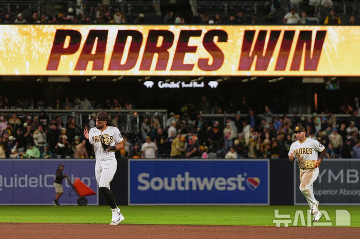 [샌디에이고=AP/뉴시스] 메이저리그 샌디에이고 파드리스의 우익수 페르난도 타티스 주니어(왼쪽)와 좌익수 라몬 로레아노가 16일(현지 시간) 미국 캘리포니아주 샌디에이고의 펫코 파크에서 열린 2026 MLB 시애틀 매리너스와의 경기에서 5-2 승리를 거둔 뒤 기뻐하고 있다. 2026.04.17.