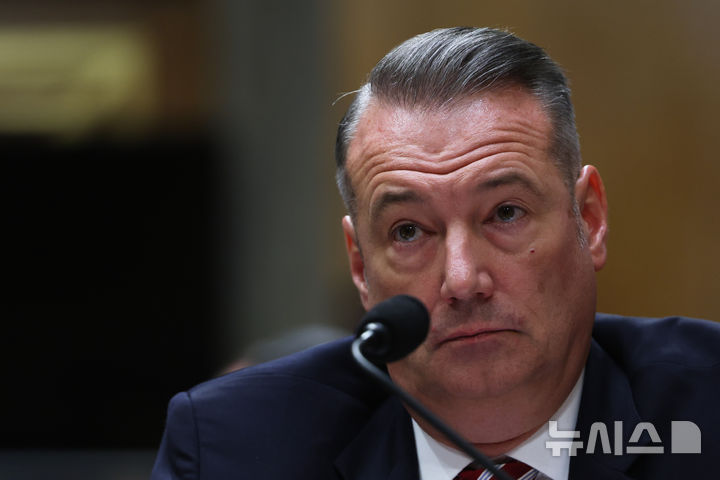 [AP=워싱턴] 지난 2월 워싱턴 국회의사당에서 열린 상원 국토안보위원회 청문회에 참석하여 발언을 경청하고 있는 토드 라이언스(Todd Lyons) 16일(현지 시간) 사임서를 제출했다. 2026.04.17.