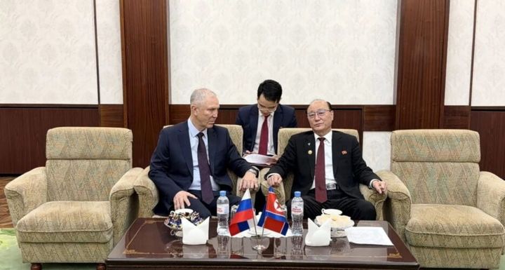 [서울=뉴시스]블라디미르 살도 헤르손 주지사와 신홍철 주러시아 북한 대사가 지난 14일(현지시각) 모스크바에서 회담하는 모습. (출처=살도 주지사 텔레그램) 2026.4.17. *재판매 및 DB 금지