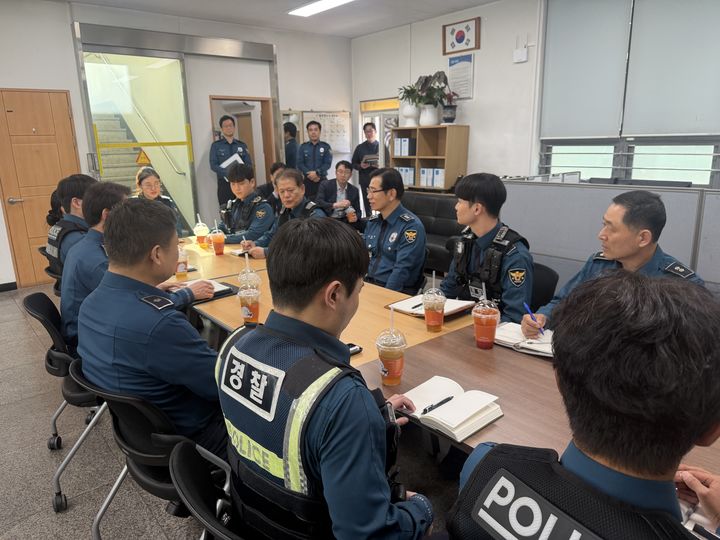 [구미=뉴시스] 김원태 청장이 직원 간담회를 하고 있다. (사진=구미경찰서 제공) 2026.04.17 photo@newsis.com *재판매 및 DB 금지