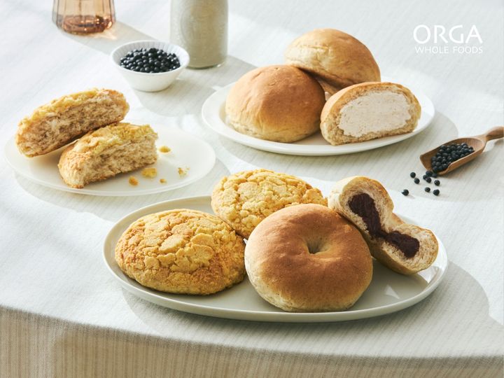 [서울=뉴시스] 풀무원이 운영하는 올가홀푸드가 전통의 맛을 현대적으로 재해석한 프리미엄 베이커리 '검정콩 간식빵' 3종을 출시한다.(사진=풀무원) *재판매 및 DB 금지