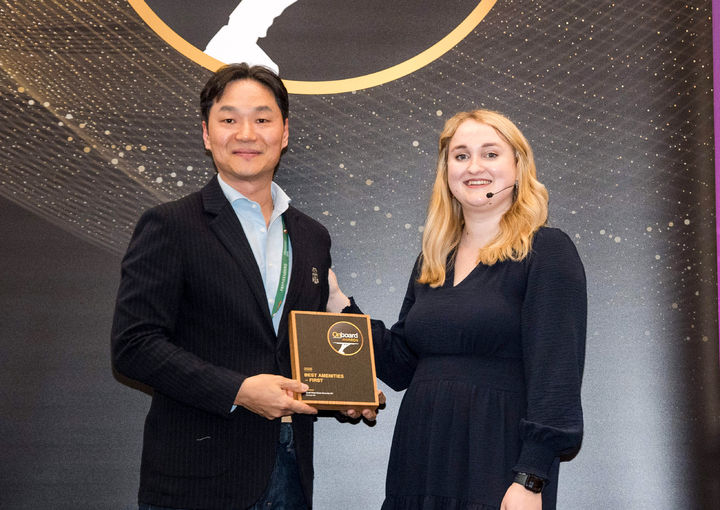 [서울=뉴시스] 지난 14일 독일 함부르크서 열린 '2026 온보드 호스피탈리티 어워즈' 시상식에서 장성현 대한항공 마케팅/IT, 객실 및 서비스 부문 부사장이 기내 서비스 4개 부문을 수상하며 기념사진을 촬영하고 있다.(사진=대한항공 제공) *재판매 및 DB 금지