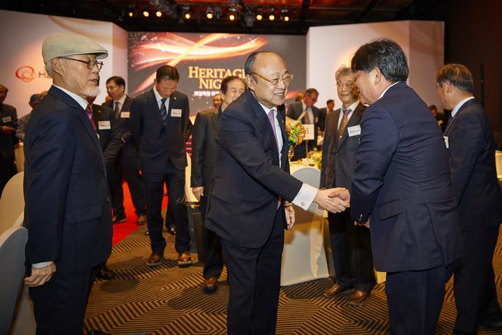 [서울=뉴시스] 김승연 한화그룹 회장이 지난 16일 서울 중국 플라자호텔에서 열린 북일학원 퇴직교사 초청만찬에서 참석한 선생님들과 인사를 하고 있다. (사진=한화그룹 제공) 2026.04.17 photo@newsis.com *재판매 및 DB 금지