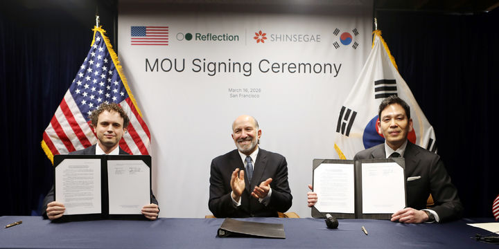 신세계그룹과 리플렉션 AI가 지난 3월 한국 소버린 AI 팩토리 건립을 위해 진행한 전략적 파트너십 MOU 사진(왼쪽부터 Misha Laskin 리플렉션 AI CEO, 하워드 러트닉 미국 상무부 장관, 정용진 신세계그룹 회장). (사진=신세계그룹 제공) *재판매 및 DB 금지