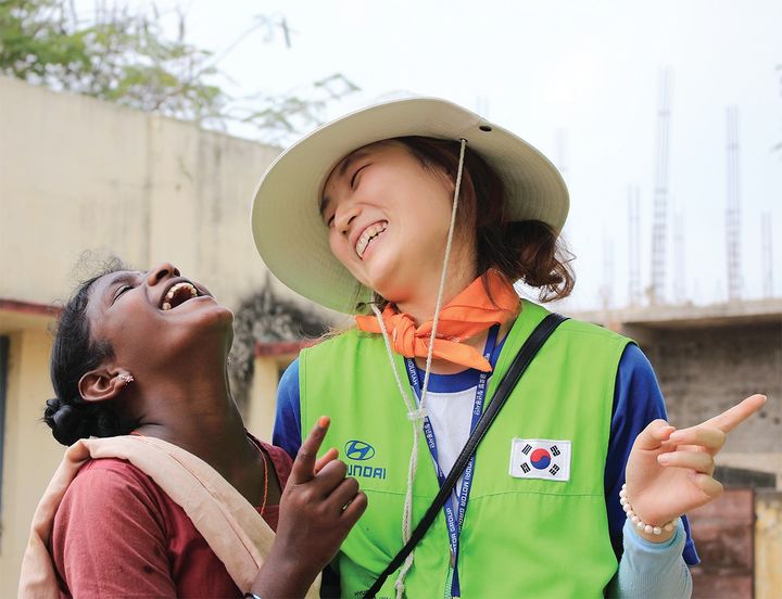 해피무브 봉사단에 참여한 자원봉사자가 현지 여성과 대화를 나누며 환하게 웃고 있다..(사진제공=현대차그룹) *재판매 및 DB 금지