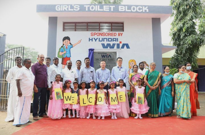 현대위아 임직원들이 인도 센가두 지역에서 열린 ‘여성 화장실’ 준공 행사에서 현지 주민 및 여학생들의 환영을 받고 있다.(사진제공=현대차그룹) *재판매 및 DB 금지