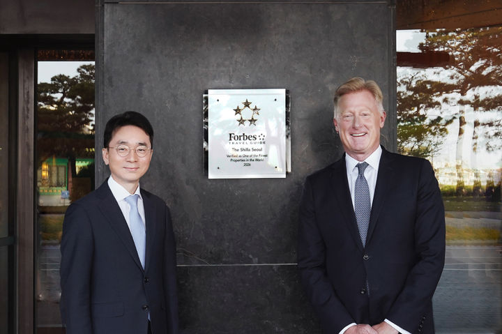 서울신라호텔 '포브스 트래블 가이드' 5성 호텔 현판식에서 성윤기 서울신라호텔 총지배인(왼쪽)과 헤르만 엘거 포브스 트래블 가이드 CEO가 기념 사진을 촬영하고 있다. (사진=호텔신라 제공) *재판매 및 DB 금지