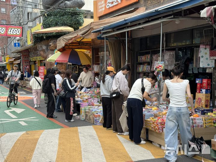 [서울=뉴시스] 김세은 인턴기자= 16일 오후 동대문 완구 매장의 야외 매대가 말랑이로 가득 차있다. 2026.04.16.