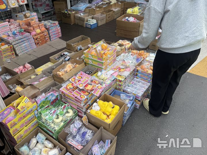 [서울=뉴시스] 김세은 인턴기자=2030 소비자들이 16일 동대문 완구거리에서 말랑이를 고르고 있다. 2026.04.16.