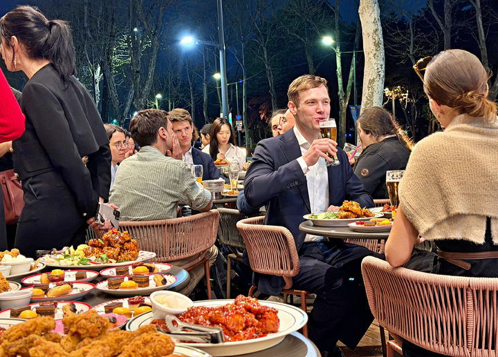 BBQ 플래그십 매장 '빌리지 송리단길점' 야외 테라스에서 프랑스상공회의소 회원들이 네트워킹을 즐기고 있다. (사진=제너시스BBQ 그룹 제공) *재판매 및 DB 금지