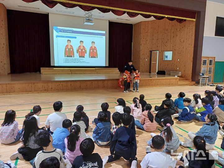 [서울=뉴시스] 태안초등학교 학생들이 구명조끼 착용 실습을 실시하고 있다.