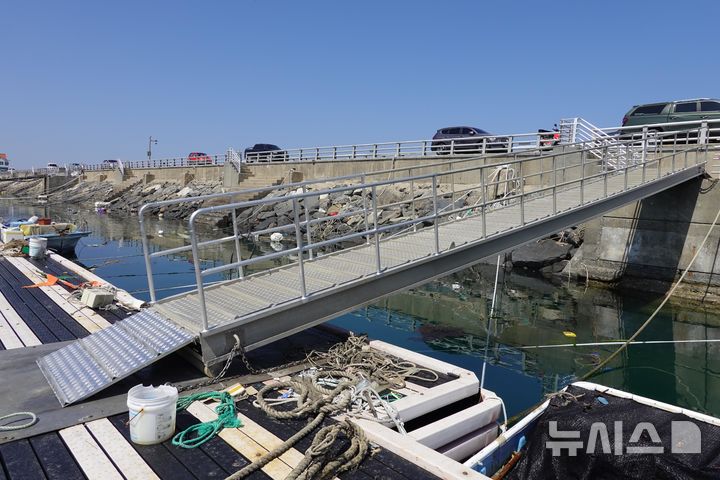 [서울=뉴시스] 홍원항 부잔교 연락도교 보수.