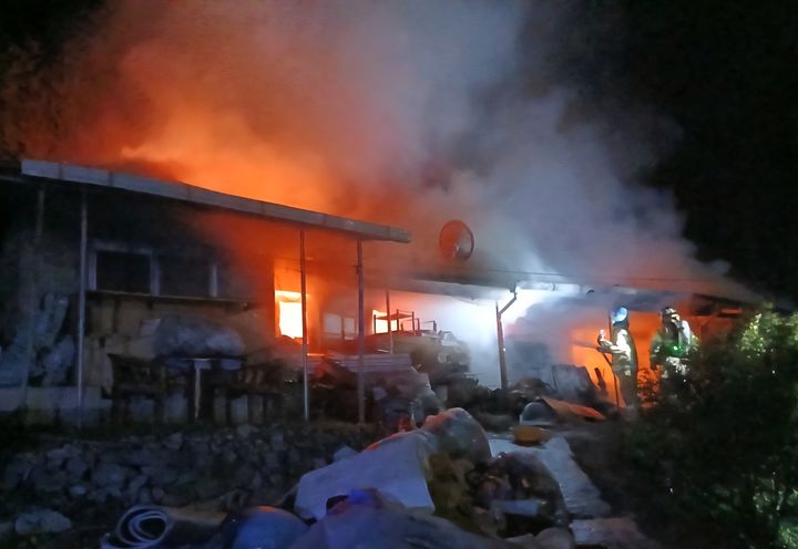 [안동=뉴시스] 안동시 풍산읍 단독주택에서 발생한 화재를 진화하고 있다. (사진=경북소방본부 제공) 2026.04.17. photo@newsis.com *재판매 및 DB 금지