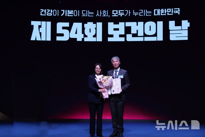 [서울=뉴시스] 윤상욱 분당차병원 병원장이 보건의날을 맞아 국무총리상을 수상했다. (사진= 분당차병원 제공)