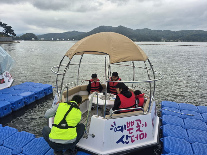 [예산=뉴시스] 지난해 10월18일 한 가족이 예당호 친환경 무빙보트에 탑승, 안전요원이 주의 사항을 안내하고 있다. (사진=예산군 제공) 2026.04.17. photo@newsis.com *재판매 및 DB 금지
