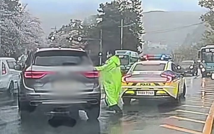 [부산=뉴시스] 4일 오전 부산 북구의 한 도로에 정차해 있던 40대 음주운전자가 경찰의 하차 요구에 불응한 채 도주하고 있다. (사진=부산경찰청 제공) 2026.04.17. photo@newsis.com *재판매 및 DB 금지