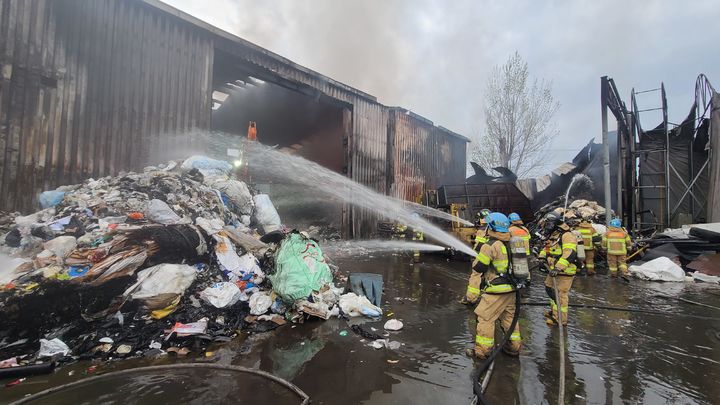 [대구=뉴시스] 17일 오전 2시5분께 대구 달성군 하빈면 폐기물처리업체에서 불이 났다. (사진=대구소방안전본부 제공) 2026.04.17. photo@newsis.com *재판매 및 DB 금지