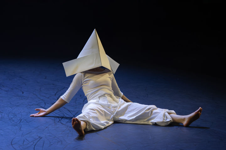 청년예술가 육성프로젝트 제33회 '신인데뷔전'에서 손승하 안무가가 자신의 작품을 선보이고 있다. (사진=한국현대무용협회·이재호 제공) *재판매 및 DB 금지