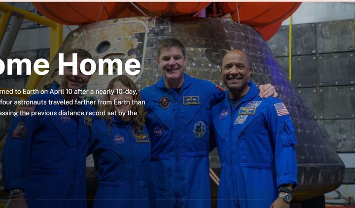 [서울=뉴시스] 미국 항공우주국(NASA)의 달탐사선 아르테미스 2호 승무원 리드 와이즈먼, 빅터 글로버, 크리스티나 코흐와 캐나다 우주국 소속 우주비행사 제레미 한센 등 4명이 지구로 귀환한 뒤 자신들이 탑승했던 캡슐 오리온 앞에서 활짝웃고 있다.(출처: NASA 홈페이지) 2026.04.17. *재판매 및 DB 금지