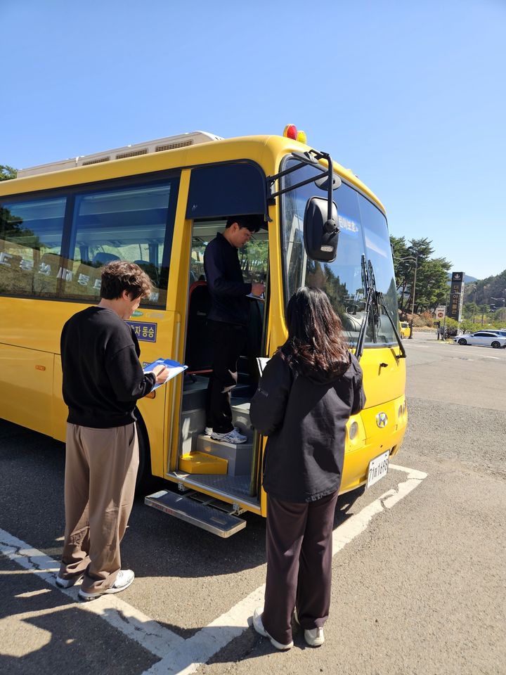 [안동=뉴시스] 통학버스 점검 모습. (사진=경북교육청 제공) 2026.04.17. photo@newsis.com *재판매 및 DB 금지