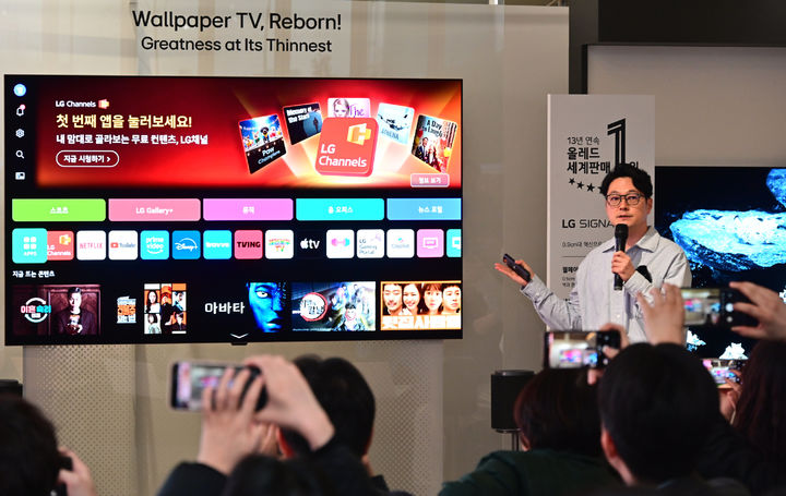 [서울=뉴시스] LG전자 MS사업본부 권태진 디스플레이솔루션기획팀장이 신제품의 생성형 AI 기능을 시연하고 있다. (사진=LG전자 제공). 2026.04.17. photo@newsis.com *재판매 및 DB 금지