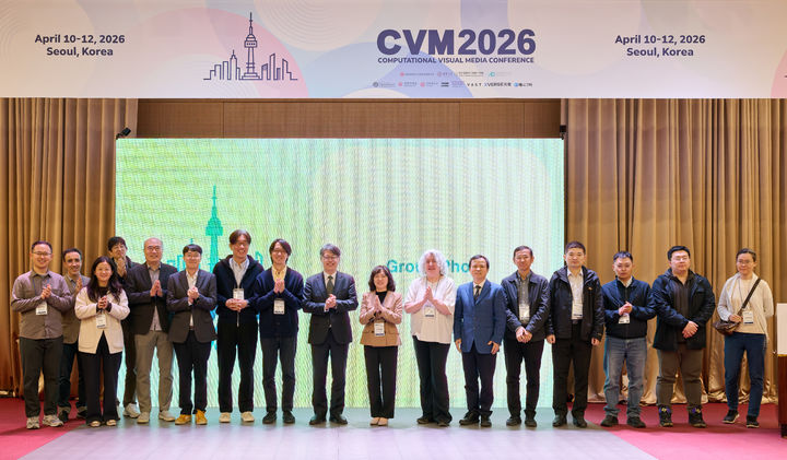 [서울=뉴시스] 세종대에서 열린 비주얼 미디어 학술대회 'CVM 2026'의 참가자들이 기념 사진을 촬영하고 있다. (사진=세종대 제공) 2026.04.17. photo@newsis.com *재판매 및 DB 금지