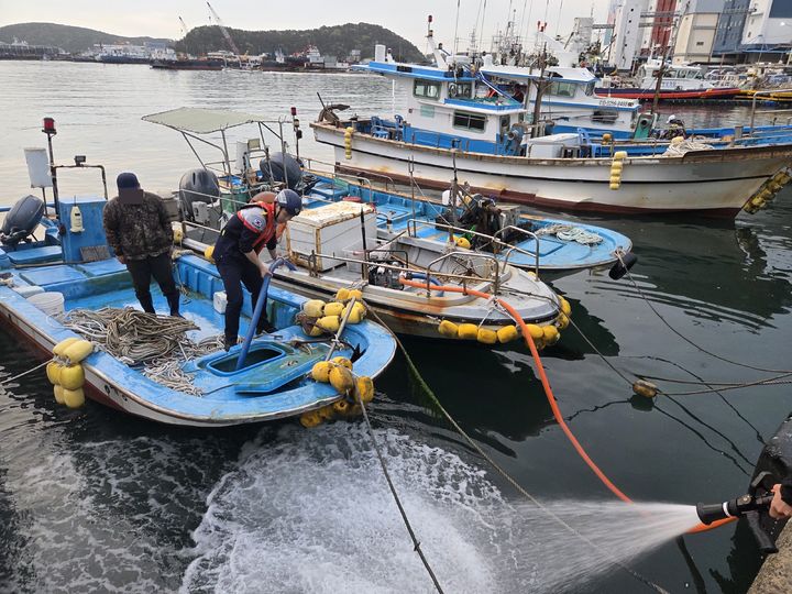 [부산=뉴시스] 17일 오전 부산 사하구 다대항 인근 계류지에 있던 다대 선적 어선 A호(1.02t)가 침수되고 있다는 내용의 신고가 해경에 접수됐다. (사진=부산해양경찰서 제공) 2026.04.17. photo@newsis.com *재판매 및 DB 금지