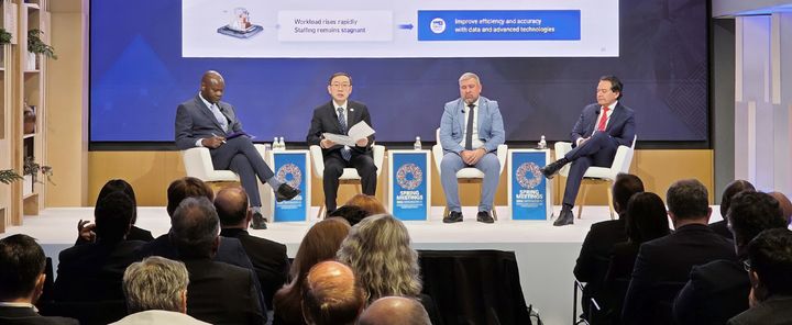 [대전=뉴시스] 이명구 관세청장(왼쪽서 두번째)이 지난 16일(현지시간) 미국 워싱턴D.C에서 개최된 '2026 IMF·WB 춘계회의'에 참석해 한국의 첨단 AI 관세행정 혁신 사례를 발표하고 있다.(사진=관세청 제공) *재판매 및 DB 금지