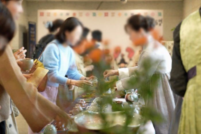 '다담' 공연장 로비에서 다과를 즐기는 모습. (사진=국립국악원 제공) *재판매 및 DB 금지