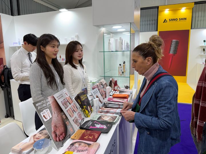 2026 이탈리아 볼로냐 코스모프로프 뷰티 박람회에서 수출 지원 활동을 펼치고 있는 인하대 GTEP 사업단 학생들. (사진=인하대 제공) 2026.04.17. photo@newsis.com *재판매 및 DB 금지