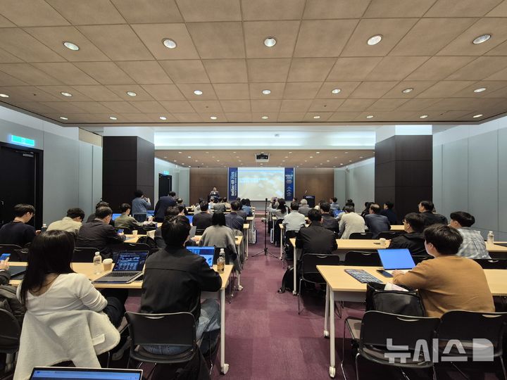 [서울=뉴시스] 신효령 기자 = 17일 오전 서울 강남구 코엑스 컨퍼런스룸에서 열린 '제32회 정보통신망 정보보호 컨퍼런스'에서 윤도웅 팔란티어 코리아 국방사업개발실장이 'AI 대전환기 데이터 주권 확립과 지능형 보안 아키텍처'를 주제로 강연했다. 2026.04.17.