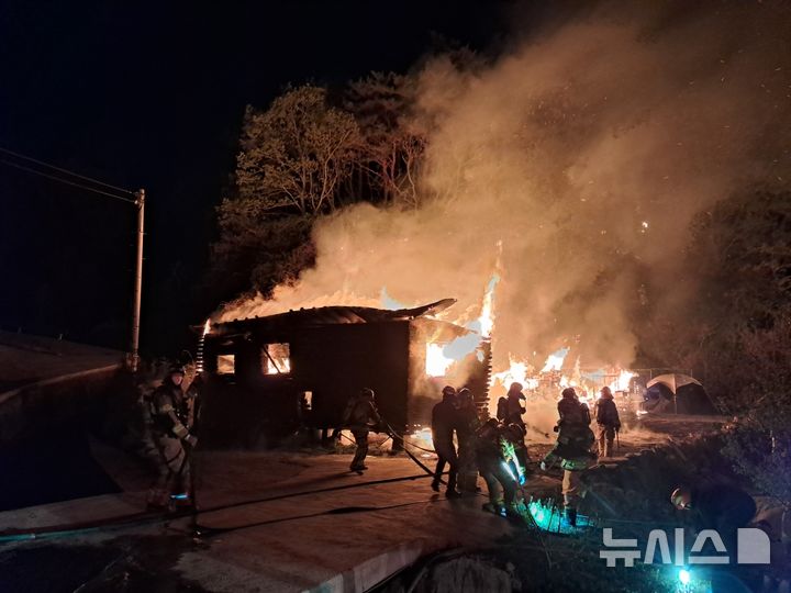 [포항=뉴시스] 안병철 기자 = 16일 오후 11시19분께 경북 영덕군 병곡면 한 단독주택에서 화재가 발생했다.(사진=경북소방본부 제공) 2026.04.17. photo@newsis.com