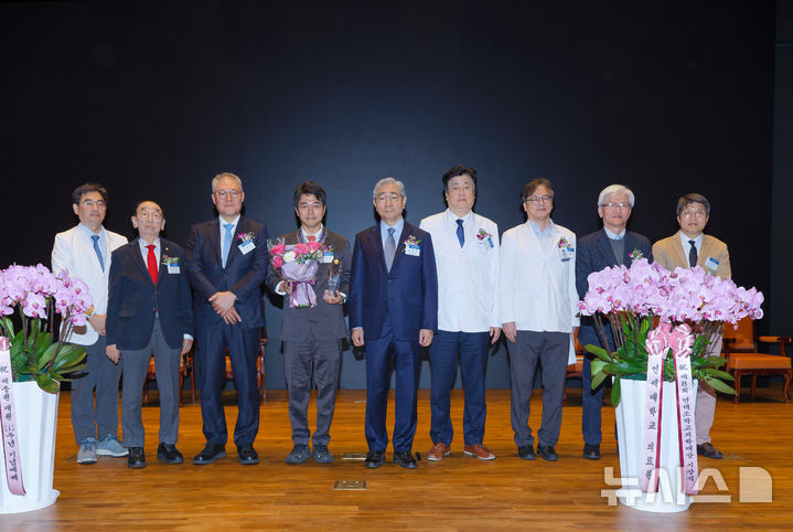 [서울=뉴시스] 이정호 한국과학기술원(KAIST) 의과학대학원 교수(왼쪽에서 네번째)가 윤동섭 연세대학교 총장(가운데), 금기창 연세의료원장(오른쪽에서 네번째) 등과 기념 사진을 찍고 있다. (사진= 세브란스병원 제공)