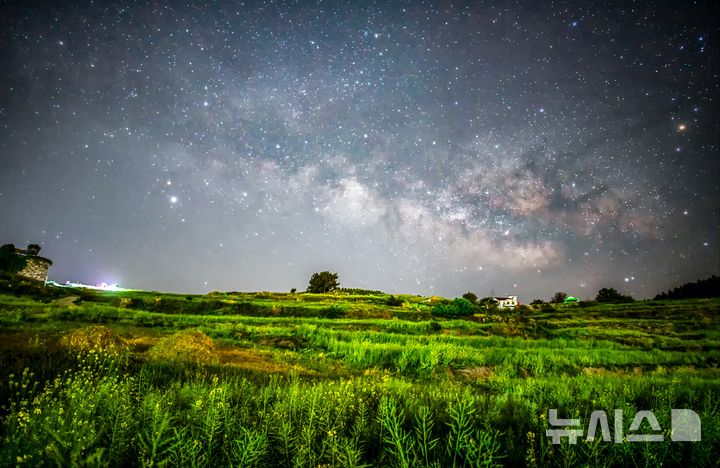 [광주=뉴시스] 완도군은 30일까지 펼쳐지는 청산도슬로걷기축제 기간 동안 청산도 밤의 아름다움을 느낄 수 있는 특별 프로그램을 운영한다고 17일 밝혔다. 사진은 청산도 서편제길에서 촬영한 은하수. (사진=완도군 제공). 2026.04.17. photo@newsis.com *재판매 및 DB 금지
