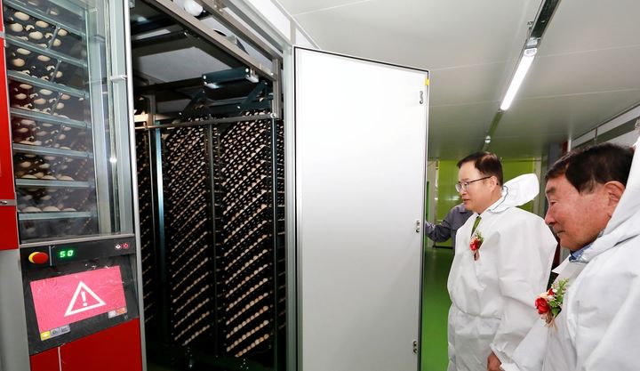 [서울=뉴시스] 완공식 행사에 참석한 하림 정호석 대표(왼쪽)와 하림사육농가협의회 이광택 회장(오른쪽) 등 관계자들이 새롭게 도입된 최신식 부화기 내부를 주의 깊게 살펴보고 있다.(사진=하림) *재판매 및 DB 금지