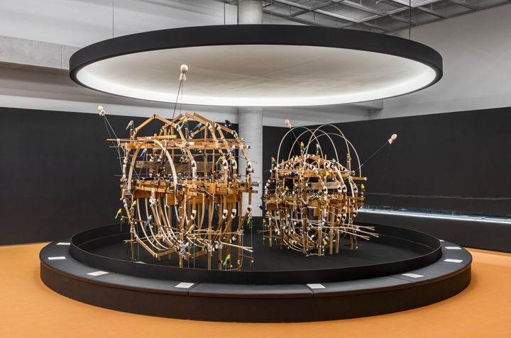 양정욱, 작은 사람과 더 작은 사람, 2026, 나무, 모터, 실, 복합재료, 60X60X40cm 가변설치, 국립현대미술관 제작지원. 사진ⓒ전병철 *재판매 및 DB 금지