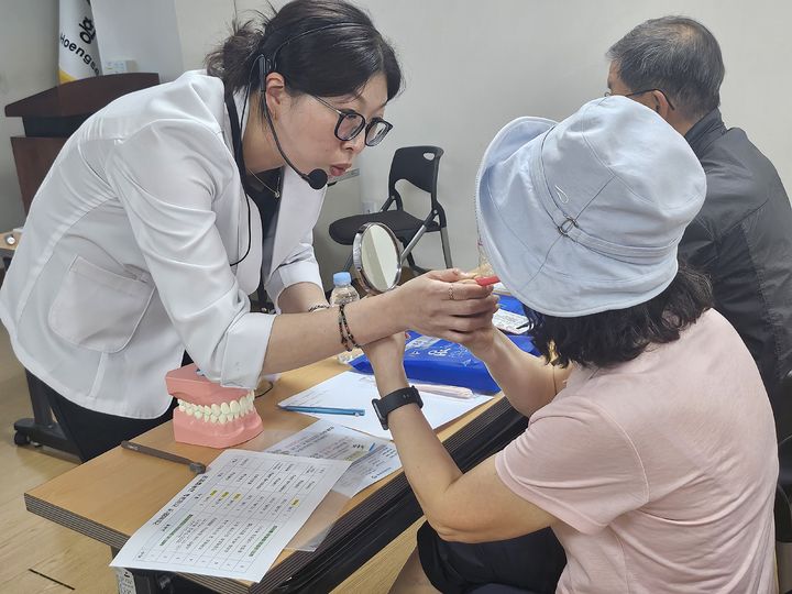 [횡성=뉴시스] 건중년 건강교실 프로그램 구강관리 교육. (사진=횡성군 제공) 2026.04.17. photo@newsis.com *재판매 및 DB 금지