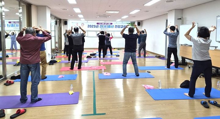 [횡성=뉴시스] 건중년 건강교실. (사진=횡성군 제공) 2026.04.17. photo@newsis.com *재판매 및 DB 금지