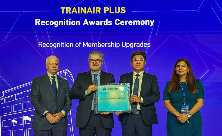 [서울=뉴시스] 16일(현지 시각) 모로코 마라케시에서 열린 ‘2026 ICAO 글로벌 이행지원 심포지엄’ 시상식에서 인천국제공항공사 신가균 경영본부장(오른쪽에서 두 번째)이 ‘ICAO 항공교육기관 최고등급(Platinum) 인증서’를 수상한 뒤, ICAO 후안 카를로스 살라자르(Juan Carlos Salazar) 사무총장(왼쪽에서 두 번째)과 기념 촬영을 하고 있다. 2026.04.17. (사진=인천공항공사 제공) photo@newsis.com *재판매 및 DB 금지