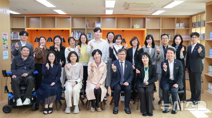 [전주=뉴시스]윤난슬 기자 = 유정기 전북특별자치도교육감 권한대행이 16일 전주홍산초등학교를 찾아 학생맞춤통합지원 정책 운영 실태를 점검했다. (사진=전북교육청 제공) photo@newsis.com