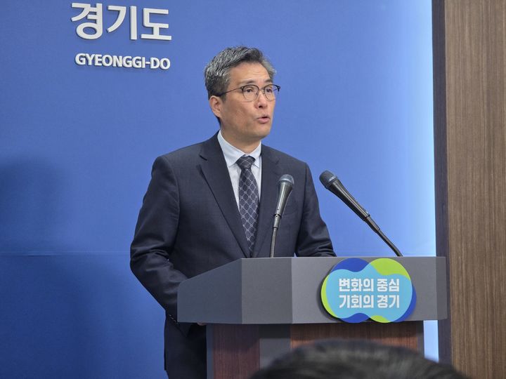 [수원=뉴시스] 박상욱 기자 = 정두석 기획조정실장이 17일 경기도청에서 추경예산안 편성 관련 기자회견을 하고 있다. 2026.04.17. photo@newsis.com *재판매 및 DB 금지