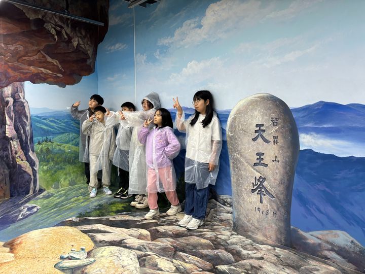 [산청=뉴시스] 산청교육지원청, 지리산 중산관광지 일원에서 진행한 진로 연계 생태탐방 활동 (사진=산청군 제공) 2026. 04. 17. photo@newsis.com *재판매 및 DB 금지