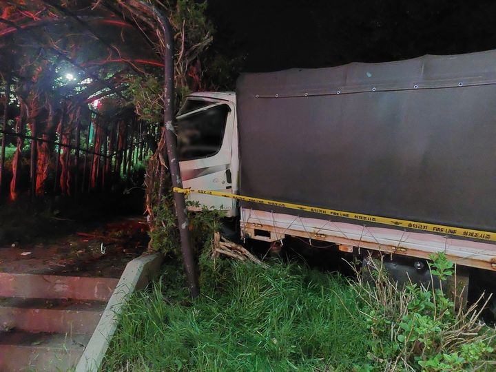 [부산=뉴시스] 17일 오전 3시30분께 부산 사상구에서 다중 교통사고가 발생해 4명이 다쳤다. (사진=부산경찰청 제공) 2026.04.17. photo@newsis.com *재판매 및 DB 금지