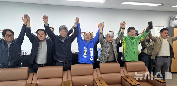 [임실=뉴시스] 18일 임실군청 기자실에서 열린 임실군수선거 민주당 김진명 예비후보의 한득수 예비후보 지지선언 회견, 김진명 예비후보의 햇빛선대위 관계자들이 한득수 예비후보와 손을 맞잡고 선거승리를 다짐하고 있다. 2026.04.18. kjh6685@newsis.com *재판매 및 DB 금지