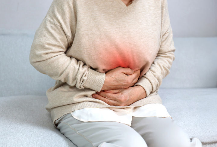 [서울=뉴시스] 17일(현지시각) 미국 AP통신은 젊은 성인 중 학력이 낮은 사람이 대장암에 더 취약하다는 연구 결과를 보도했다. 미국 암 학회를 중심으로 구성된 연구진은 사회경제적 요인의 영향으로 이러한 차이가 발생했을 수 있다고 밝혔다. (사진=유토이미지)