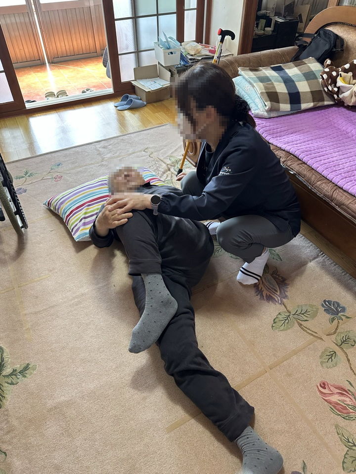 [서귀포=뉴시스] 서귀포시 동부보건소 재가장애인 방문재활 프로그램 모습. (사진=서귀포시 제공) 2026.04.17. photo@newsis.com *재판매 및 DB 금지