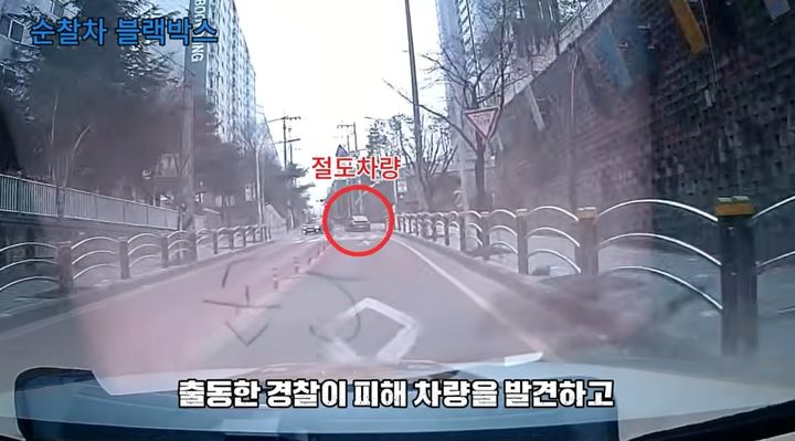 [서울=뉴시스] 구미경찰서의 순찰차 블랙박스에 경찰의 정차 명령을 무시하고 도주하는 차량의 모습 담겼다. (사진='경찰청' 유튜브 캡처) 2026.04.17. 