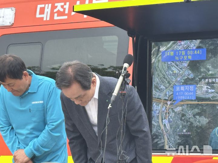 [대전=뉴시스] 김도현 기자 = 정국영 대전도시공사 사장이 17일 오전 대전 중구 사정동 오월드 앞에서 늑구 탈출에 대해 고개를 숙이며 사과하고 있다. 2026.04.17. kdh1917@newsis.com